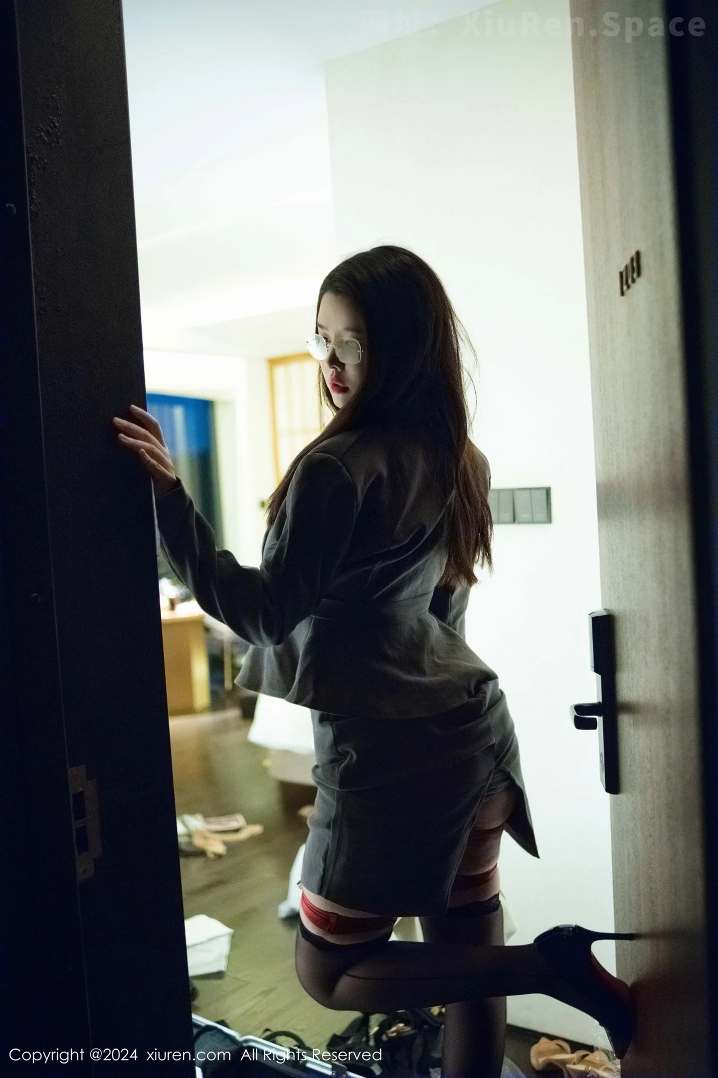 图片[2]-[XiuRen秀人网] VOL.9287 模特樱桃小犊子性感灰色西服配黑丝吊袜秀丰腴身材撩人诱惑写真47P-秀人网官方网站